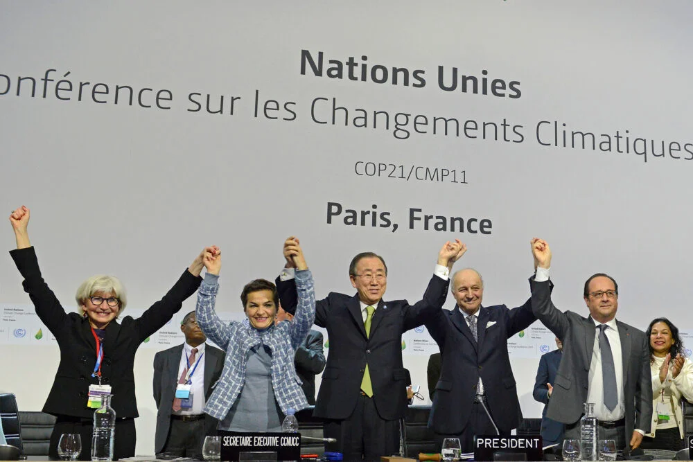 Picture showing leaders signing the Paris-Agreement